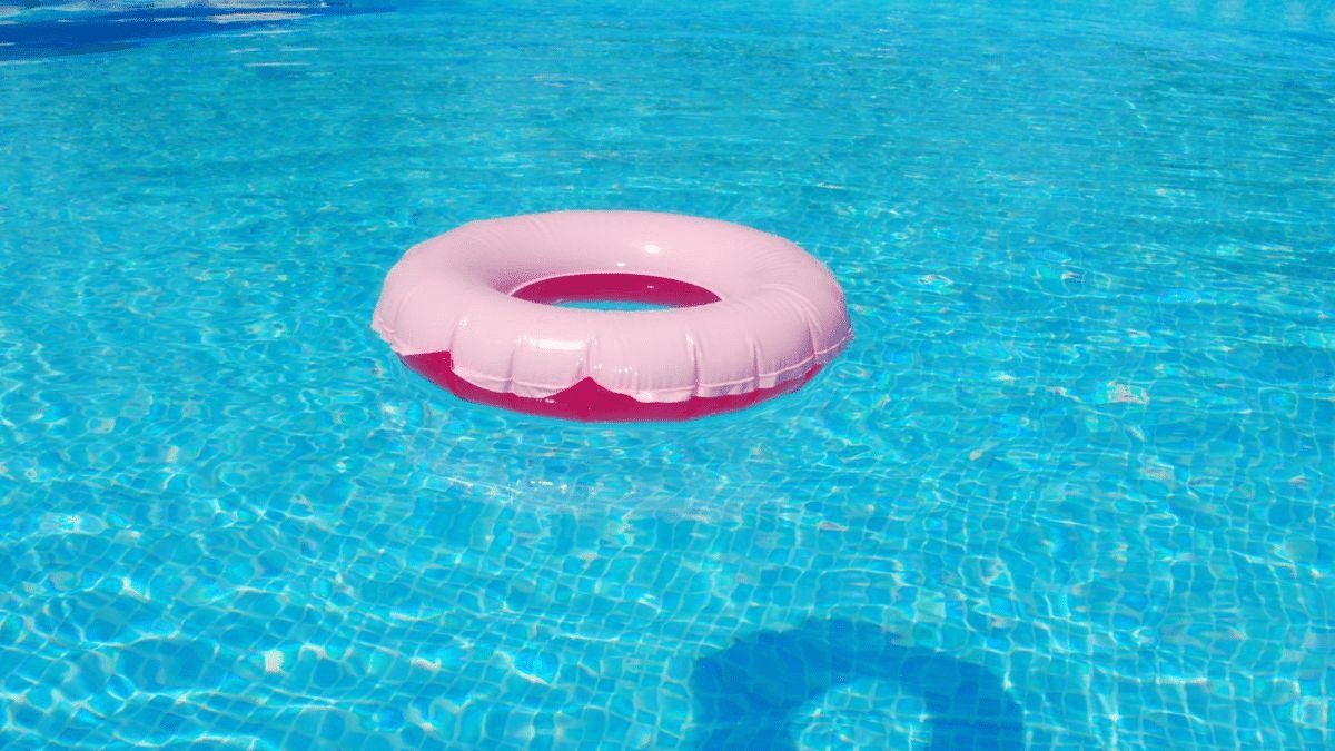 Pisciniste : comment conseiller vos clients pour maintenir propre l’eau de leur piscine ?
