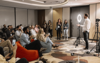 &Agrave; l’&egrave;re des influenceurs : Comment les conf&eacute;rences B2B peuvent-elles se transformer pour capter l’attention ?